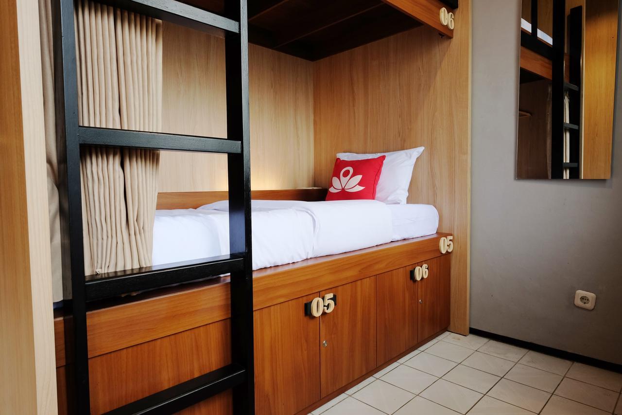 Zen Hostel Alun-Alun Sarinah Malang Exterior foto