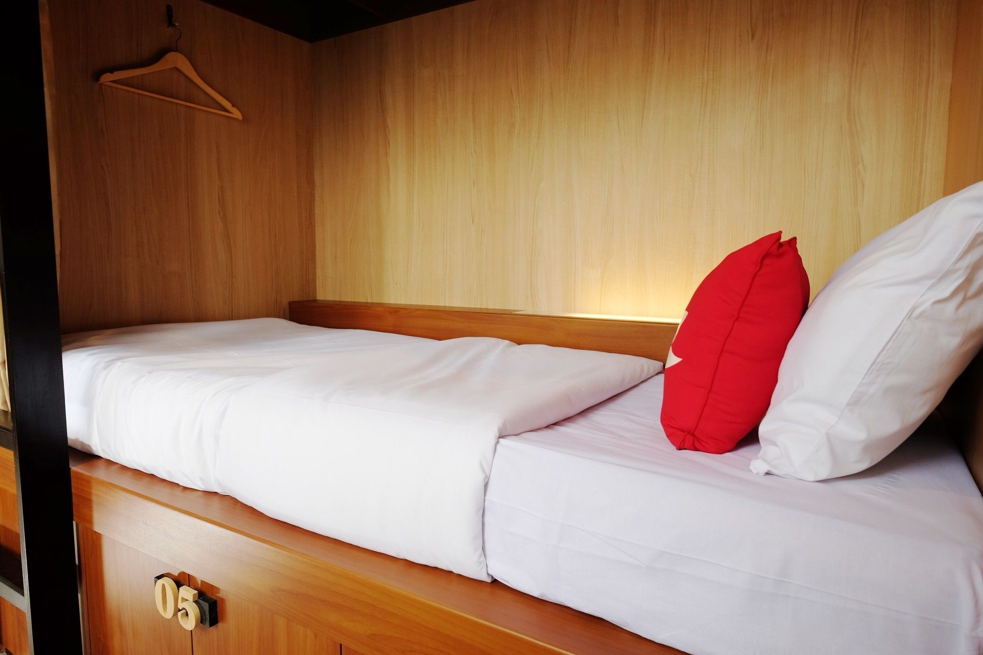 Zen Hostel Alun-Alun Sarinah Malang Exterior foto